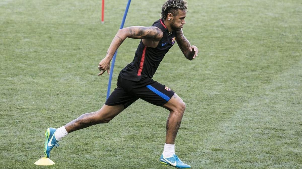 El jugador del FC Barcelona Neymar participa durante un entrenamiento con sus compañeros este viernes 21 de julio en el estadio Red Bull Arena en Harrison, Nueva Jersey.