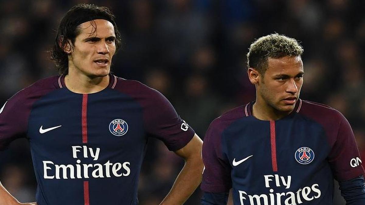 El delantero uruguayo Edinson Cavani (L) de Paris Saint-Germain y el delantero brasileño de Paris Saint-Germain, Neymar, reaccionan durante el partido de fútbol de la Ligue 1 francesa entre Paris Saint-Germain (PSG) y Lyon (OL) el 17 de septiembre de 2017 en el Parc des Príncipes en París.