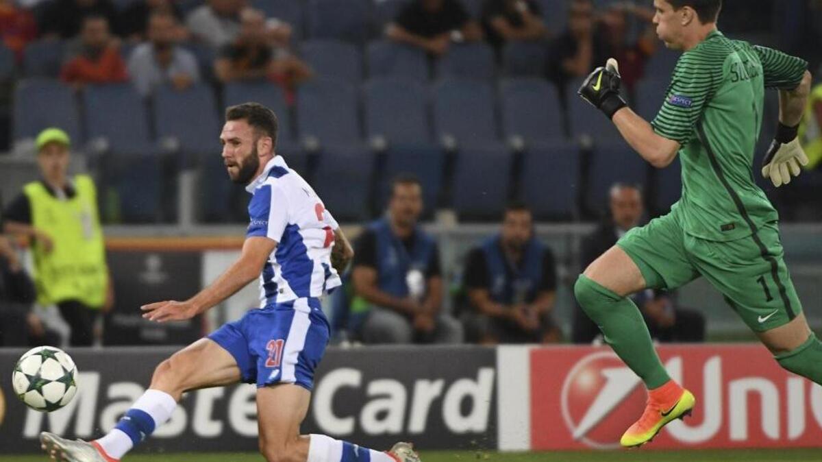 El mexicano Miguel Layún anota el segundo gol del Oprto ante la Roma por un puesto en la Liga de Campeones.