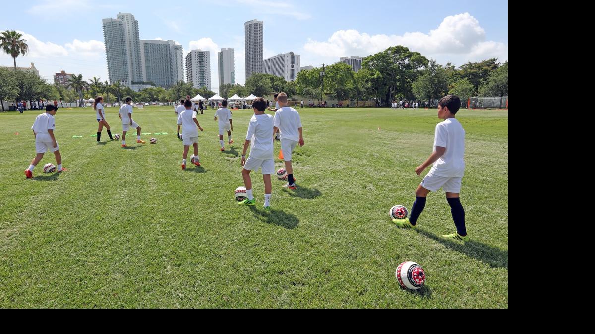 
Niños de Miami participan en el campamento de verano del Real Madrid el pasado 29 de junio.
