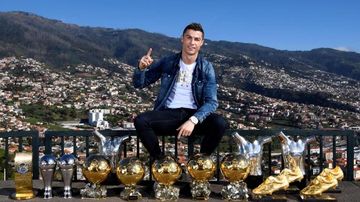 El delantero del Real Madrid Cristiano Ronaldo posa con sus 15 trodeos individuales, incluidos sus cinco Balones de Oro, el 1 de enero en Madeira, Portugal.