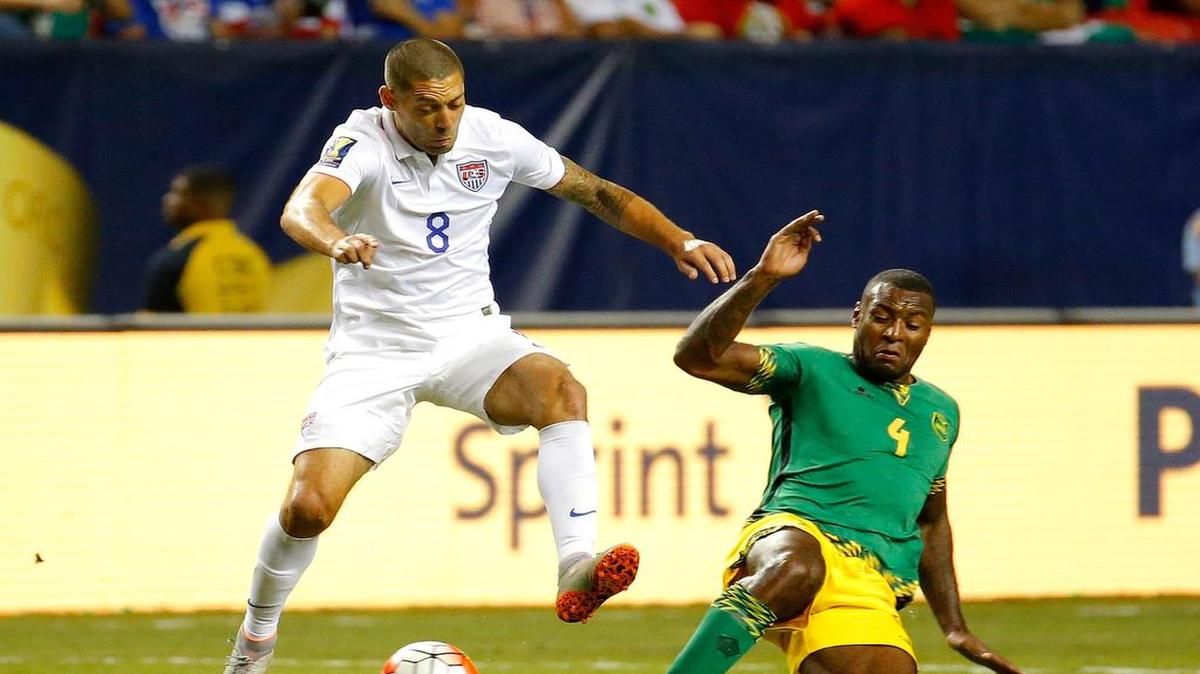 
El jugador de Estados Unidos Clint Dempsey (izq.) disputa el balón con el jamaicano Wes Morgan, en el partido de semifinal de la Copa Oro efectuado el 23 de julio del 2015, en Atlanta.

