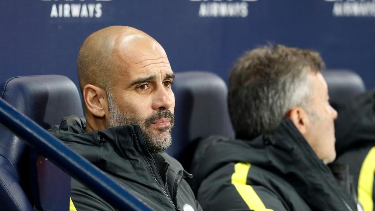 PEP GUARDIOLA contempla un choque contra el Watford en Manchester el 14 de diciembre.