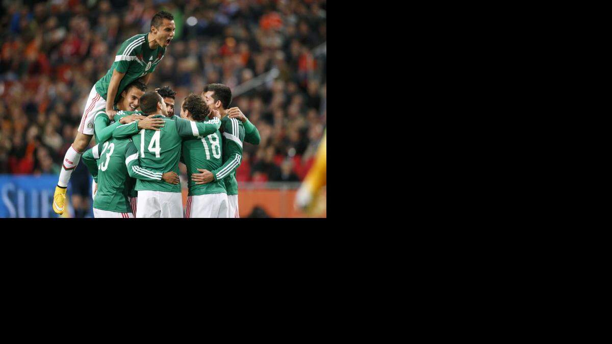 
Jugadores de México celebran su anotación ante Holanda, el miércoles 12 de noviembre de 2014, durante un partido amistoso. Foto de archivo.
