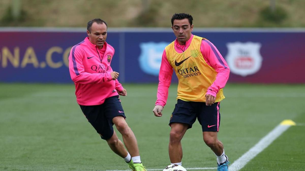 Xavi Hernández se entrena junto a Andrés Iniesta en agosto del 2014 cuando jugaba para el Barcelona.