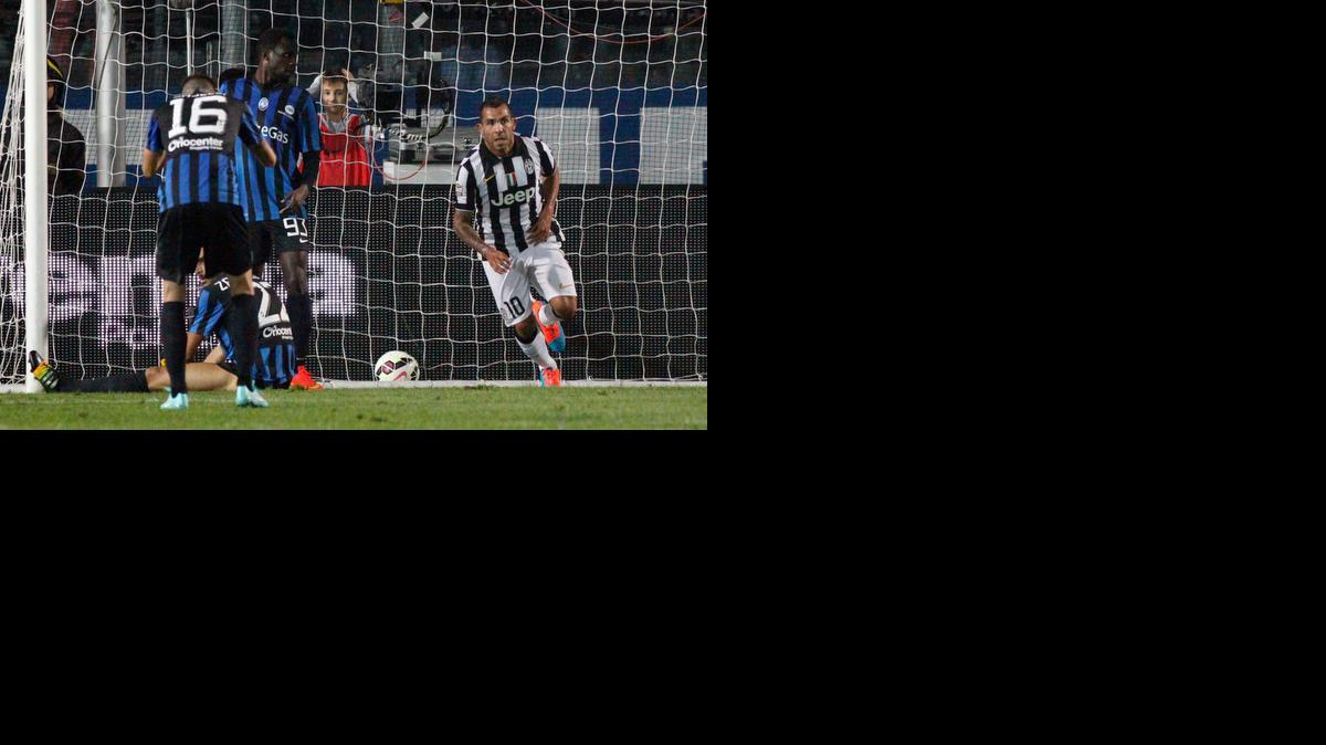 
El argentino de la Juve Carlos Tevez celebra después de anotar uno de sus dos goles contra Atalanta.


