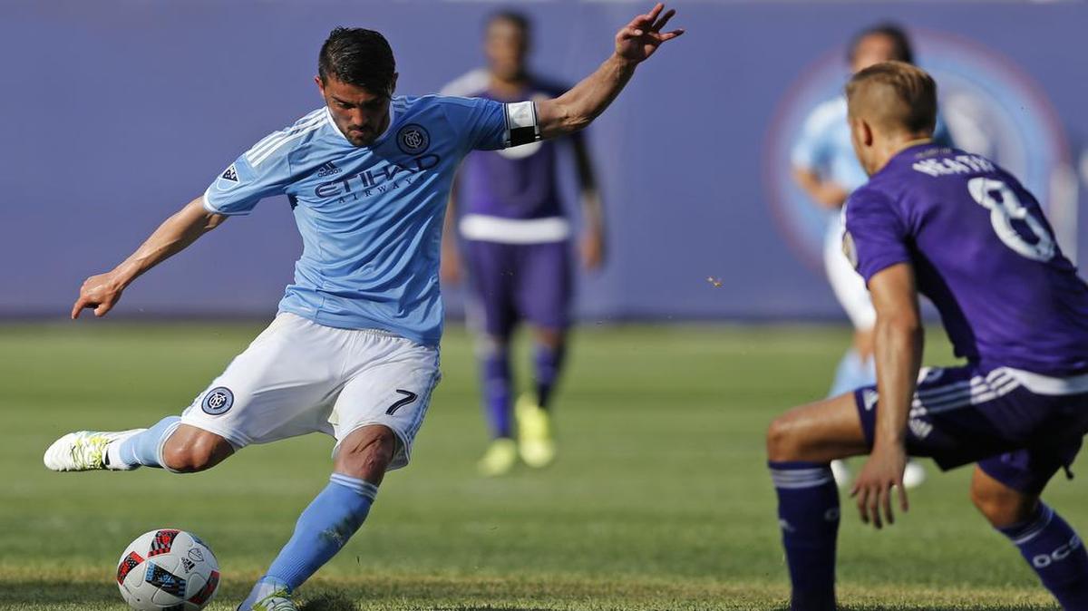 El delantero del New York City FC David Villa dispara en el partido contra el Orlando City SC, en Nueva York, el 29 de mayo del 2016.
