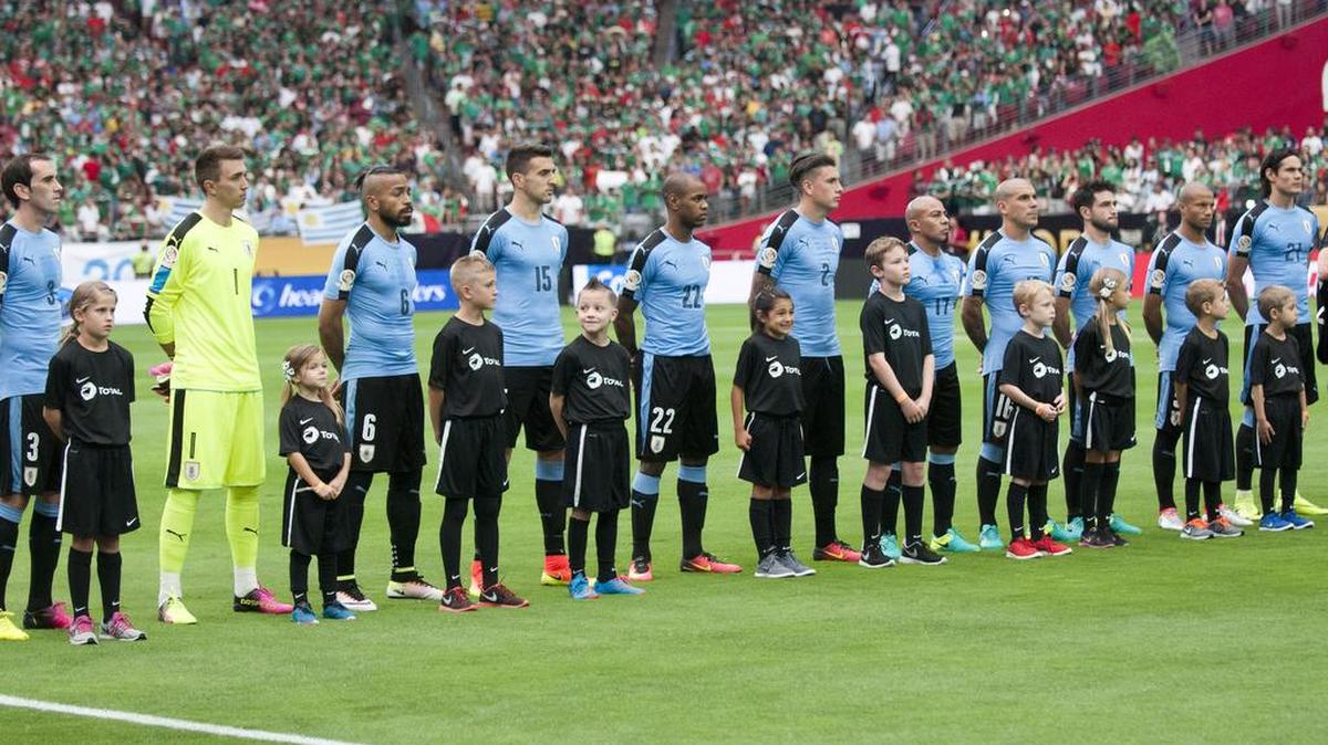Jugadores uruguayos participan en la ceremonia de himnos el domingo 5 de junio de 2016, antes de un partido por el grupo C de la Copa América, en el estadio de la Universidad de Phoenix en Glendale, Arizona.