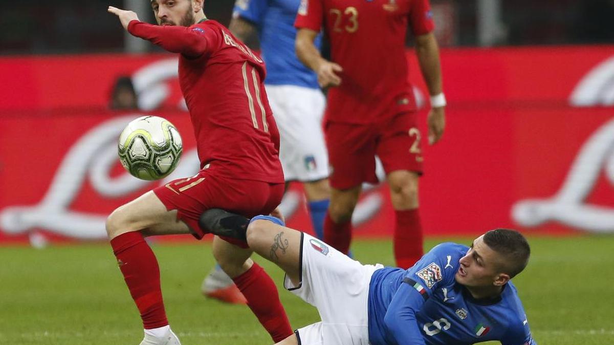 El volante de Portugal Bernardo Silva (izq.) trata de escapar de la marca de Marco Verratti, de Italia, este sábado en Milán.