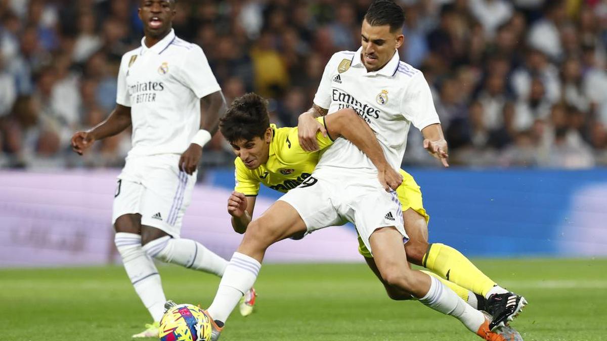 Dani Ceballos del Real Madrid CF y Ramon Terrats del Villarreal CF pugnan por un balón, durante el partido de la Liga en el Estadio Santiago Bernabeu el 8 de abril de 2023 en Madrid.