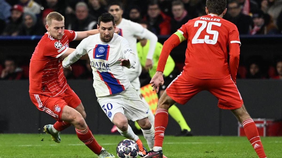 Lionel Messi (c), del PSG, es acosado por Matthijs de Ligt (i) y Thomas Müller, del Bayern, en la vuelta de la Liga de Campeones, el 8 de marzo de 2023, en Munich.