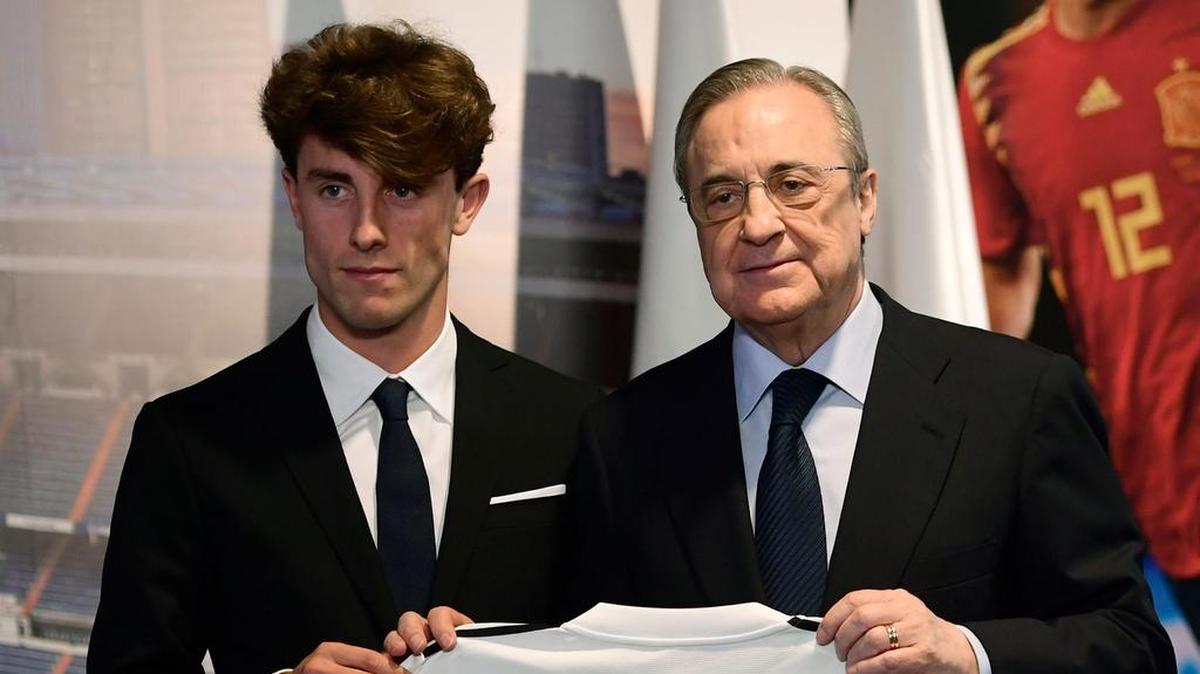 El presidente del Real Madrid Florentino Pérez (der.) en la presentación de Álvaro Odriozola como nuevo jugador del equipo blanco, el 18 de julio de 2018.