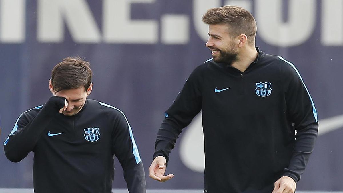 Lionel Messi (izq.) y Gerard Piqué en un entrenamiento con el equipo azulgrana, previo al partido contra el Atlético de Madrid, el lunes 4 de abril del 2016 en Barcelona.