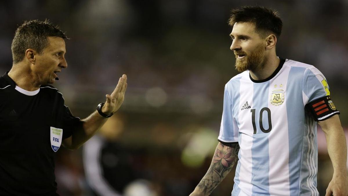 Lionel Messi reclama al juez de línea en el partido por las eliminatorias al Mundial, en marzo pasado.