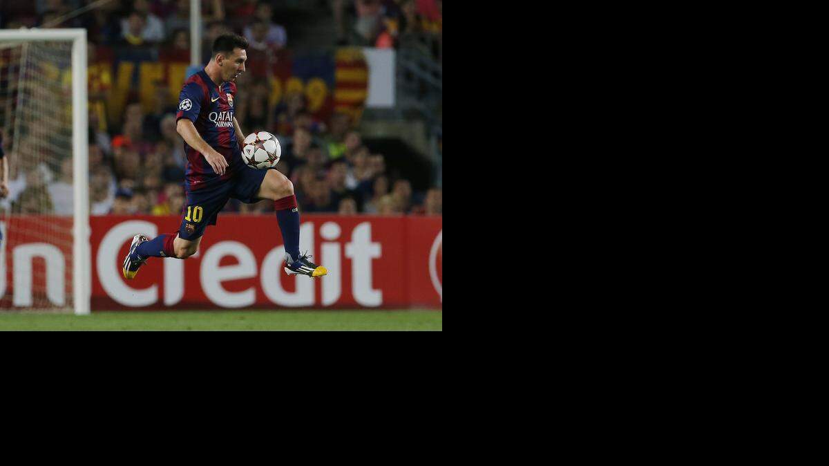 
Lionel Messi controla el balón en el choque del Barça contra el Apoel, el 17 de septiembre pasado.
