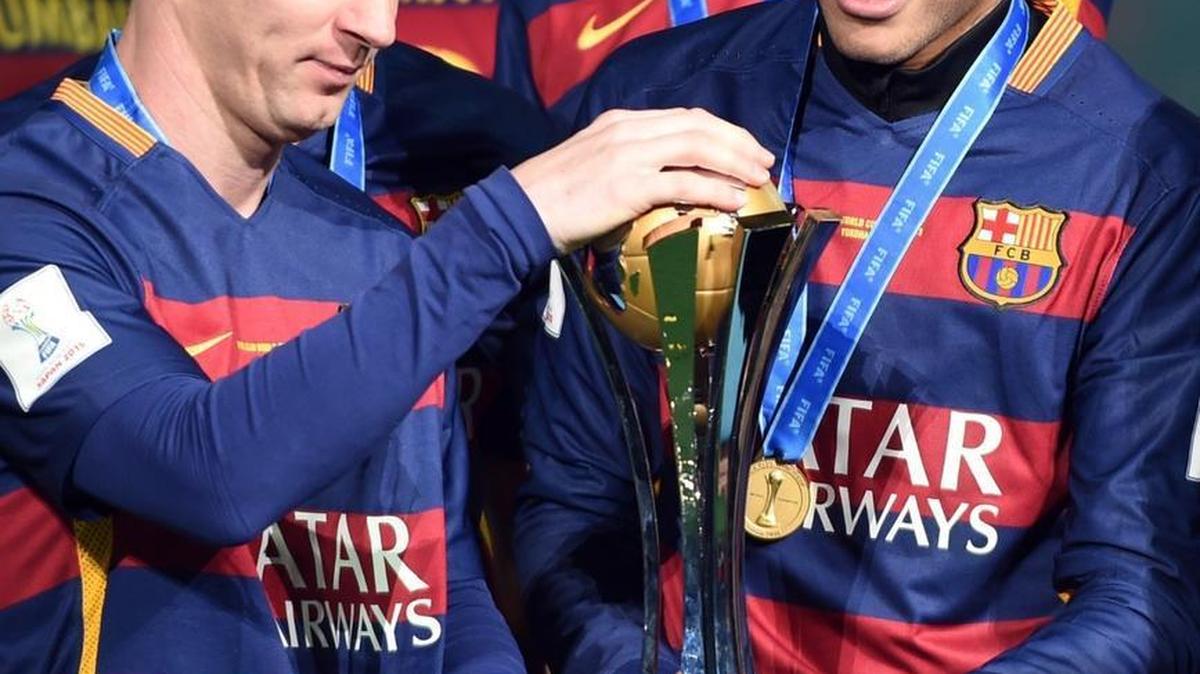 Messi y Neymar con el trofeo de campeones del Mundial de Clubes.