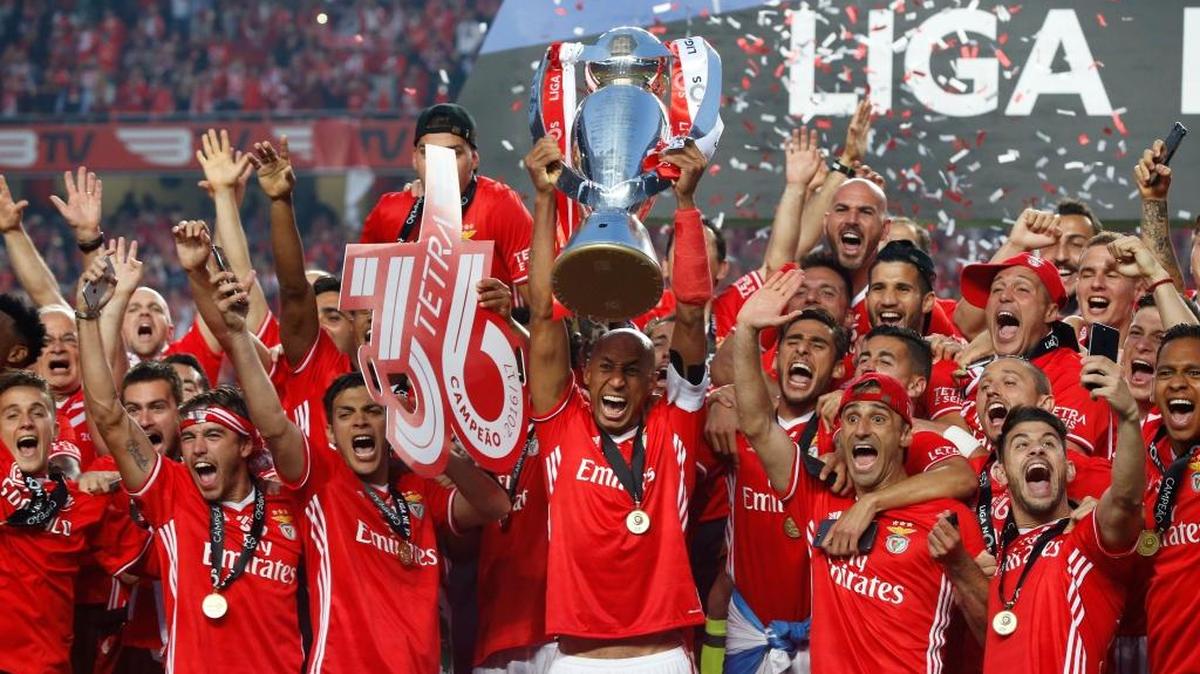 El capitán del Benfica, el brasileño Luisao, levanta el trofeo de campeón de la Liga Portuguesa, tras golear 5-0 al Vitoria de Guimaraes en el Estadio de la Luz, en Lisboa, el sábado 13 de mayo del 2017. Benfica se proclamó a falta de una fecha para terminar el torneo.
