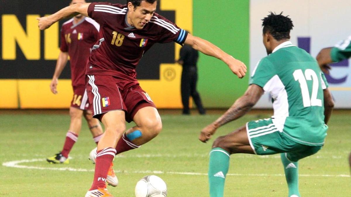 Juan Arango, de Venezuela, controla el balón en el partido de preparación contra Nigeria, en el Marlins Park, el 14 de noviembre del 2012.
