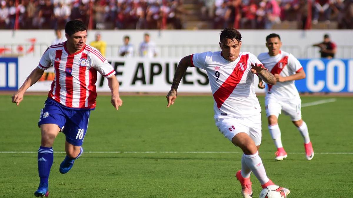El jugador de la selección de Paraguay Rodrigo Rojas (izq.) disputa el balón con el delantero de Perú Paolo Guerrero, el jueves 8 de junio del 2017, en un partido amistoso jugado en el estadio Mansiche de la ciudad de Trujillo, en la cosa norte del Perú.