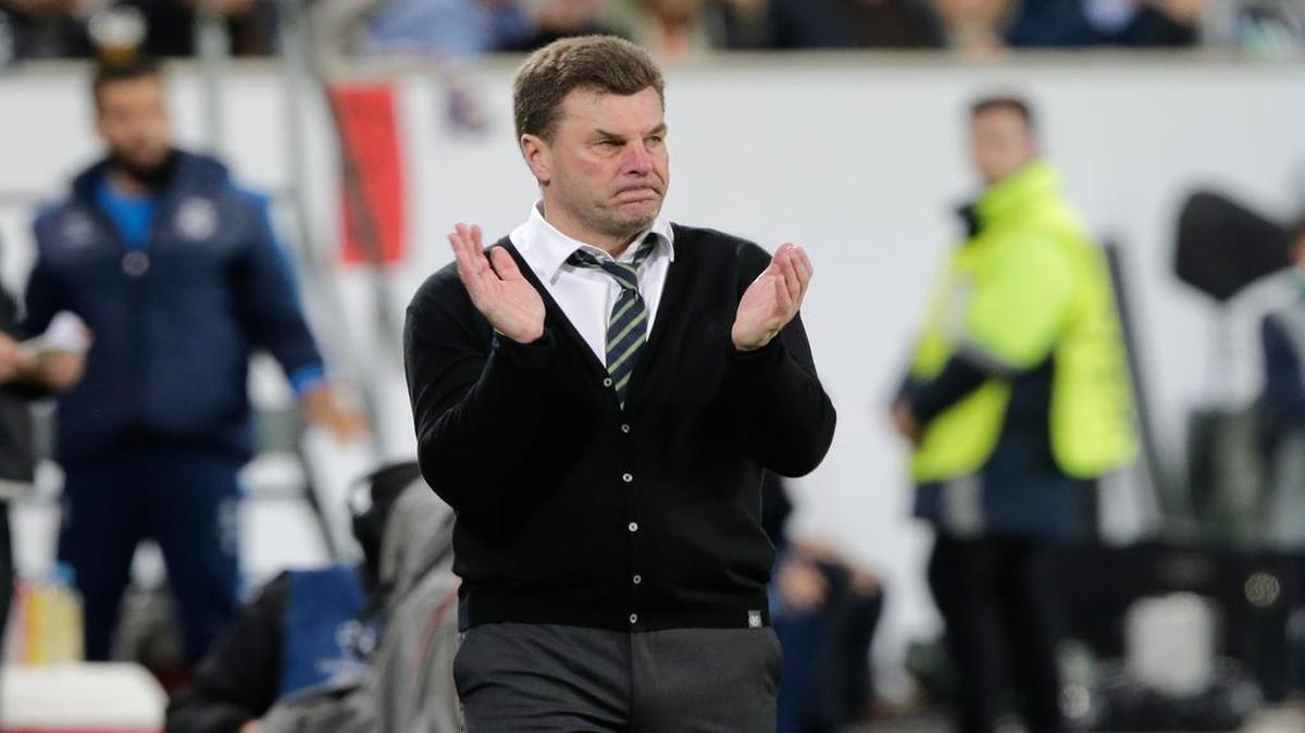 El entrenador del Wolfsburgo Dieter Hecking aplaude en el partido contra el Real Madrid, celebrado el miércoles 6 de abril del 2016.