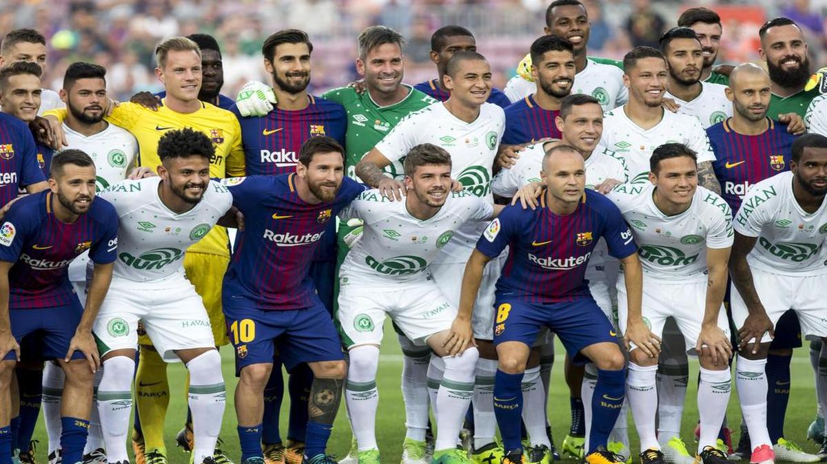 Los jugadores del Barcelona y el Chapecoense posan antes del partido del Trofeo Joan Gamper, el 7 de agosto del 2017 en el estadio Camp Nou.