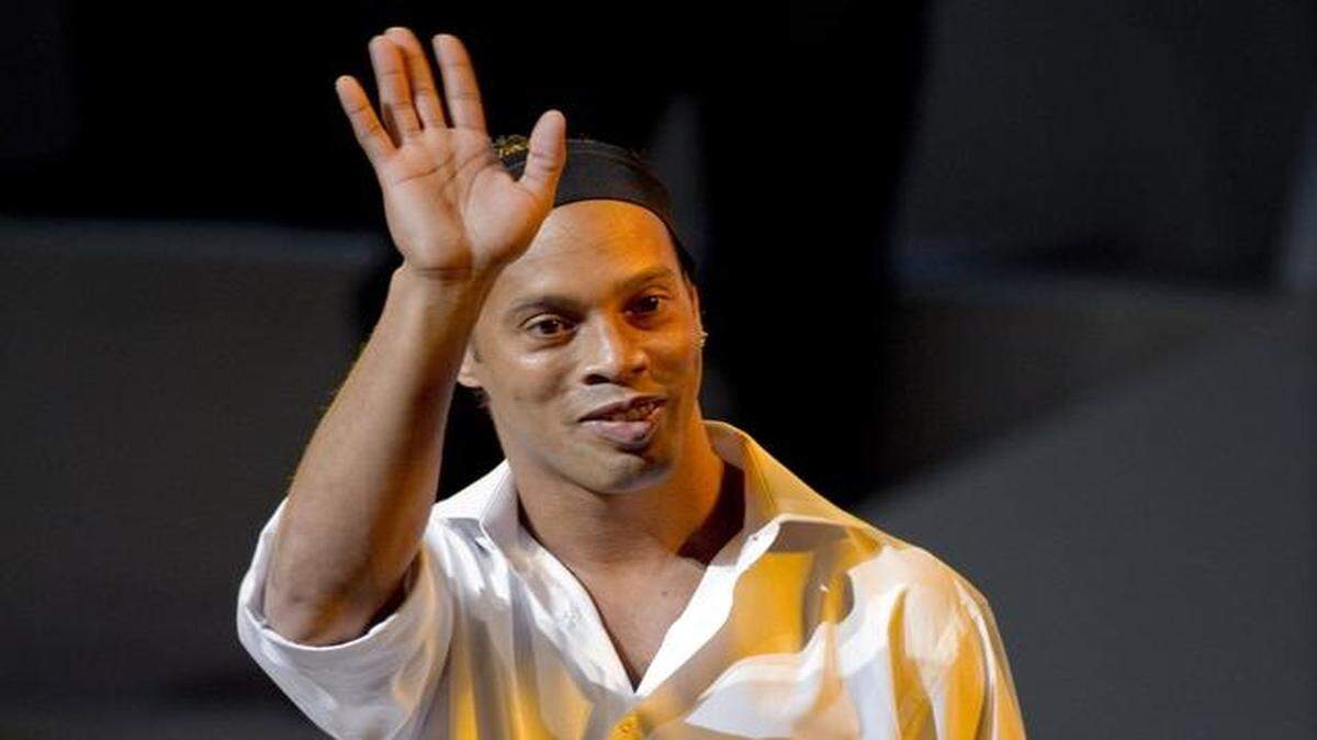 
Ronaldinho, dos veces proclamado el mejor futbolista del mundo, se retiró del club Fluminense de Río de Janeiro después de solo dos meses.
