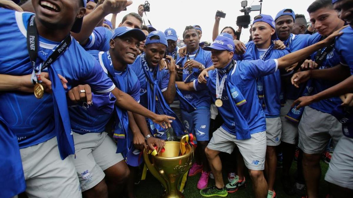 Los jugadores de Emelec celebran el título tras empatar con Liga de Quito, el domingo.