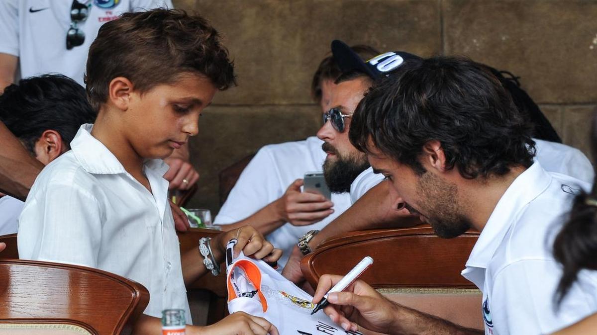 
El jugador del Cosmos Raúl González firma le firma una camista a un niño en Cuba en El Patio, un famoso restaurante en la Plaza de la Catedral de La Habana, el miércoles 3 de junio del 2015.
