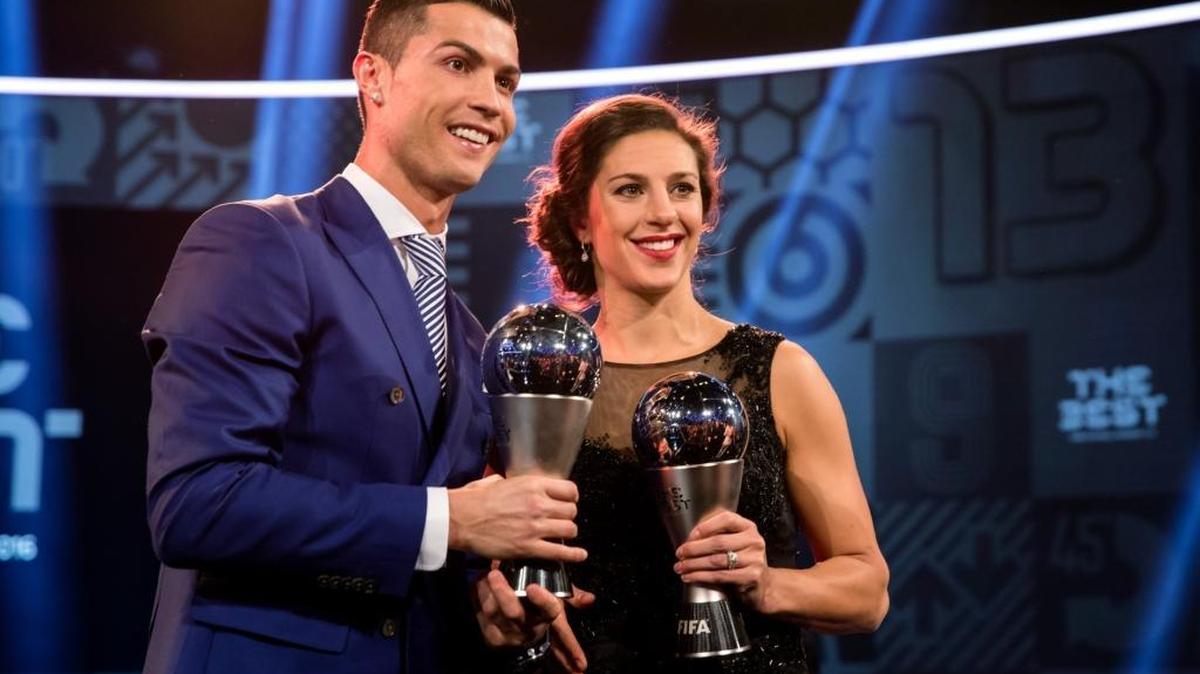 Los ganadores del premio The Best, Cristiano Ronaldo y Carli Lloyd, posan con el trofeo en la gala del 9 de enero.