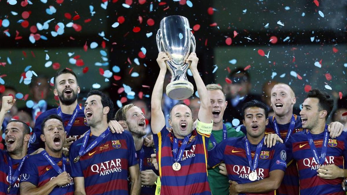 
El jugador del Barcelona Andrés Iniesta (c) celebra con sus compañeros el martes 11 de agosto de 2015, después del partido entre Barcelona y Sevilla por la Supercopa de la UEFA, en el estadio del Dinamo de Tiflis (Georgia).
