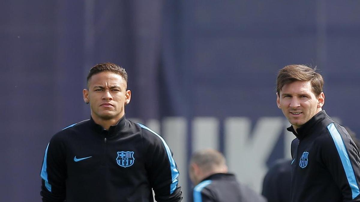 El delantero brasileño Neymar (izq.) y el argentino del FC Barcelona, Leo Messi, durante un entrenamiento en las instalaciones de la Ciudad Deportiva, Joan Gamper de Sant Joan D'Espí, Barcelona, el 12 de abril del 2016.