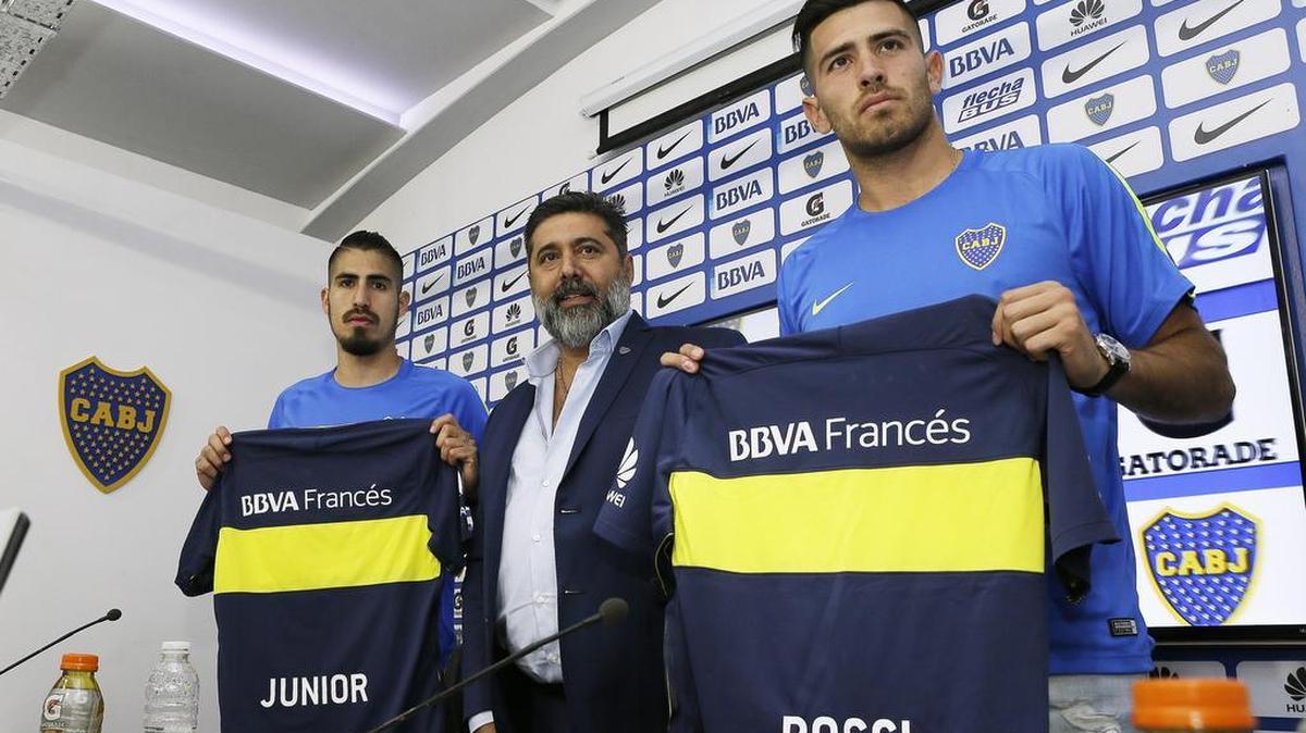 Daniel Angelici (centro) en la presentación de los jugadores Junior Benítez (izq.) y Agustín Rossi, el 7 de febrero de 2017, durante una rueda de prensa en Buenos Aires, Argentina. El presidente del Boca Juniors aseguró que no se arrepiente de los diálogos telefónicos divulgados por la prensa que evidencian su enorme influencia en la Asociación del Fútbol Argentino (AFA).