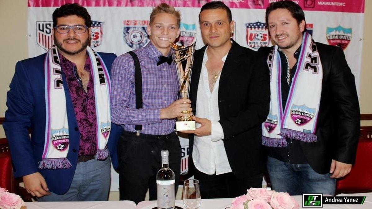 Juan Miguel Nasur, Thomas Degen premiado como la mejor promesa, Roberto Sacca y Mathias Silva (de izq. a der.), del Miami United, el martes 22 de noviembre del 2016 en Miami.