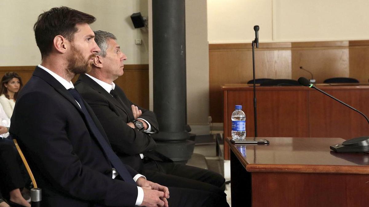 El jugador del FC Barcelona Lionel Messi y su padre, Jorge Horacio Messi, en la sala de la Audiencia de Barcelona, el 6 de julio del 2016.