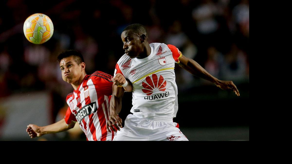 
Dayron Mosquera, de Independiente Santa Fe, pugna con Carlos Auzqui (der.), de Estudiantes de la Plata.
