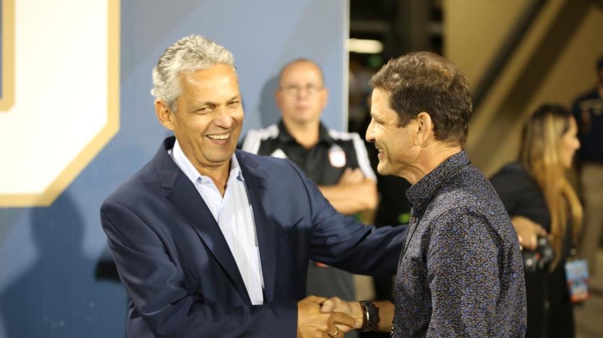 El entrenador de Nacional de Medellín Reynaldo Rueda (izq.) saluda a Keyvan Heydari, el miércoles en el estadio de FIU en Miami.