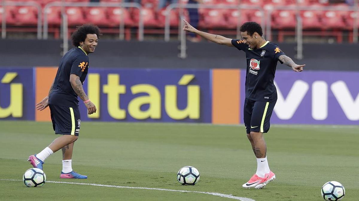 Marcelo y Neymar (der.) durante un entrenamiento con Brasil el sabado 25 de marzo del 2017 en Sao Paulo.