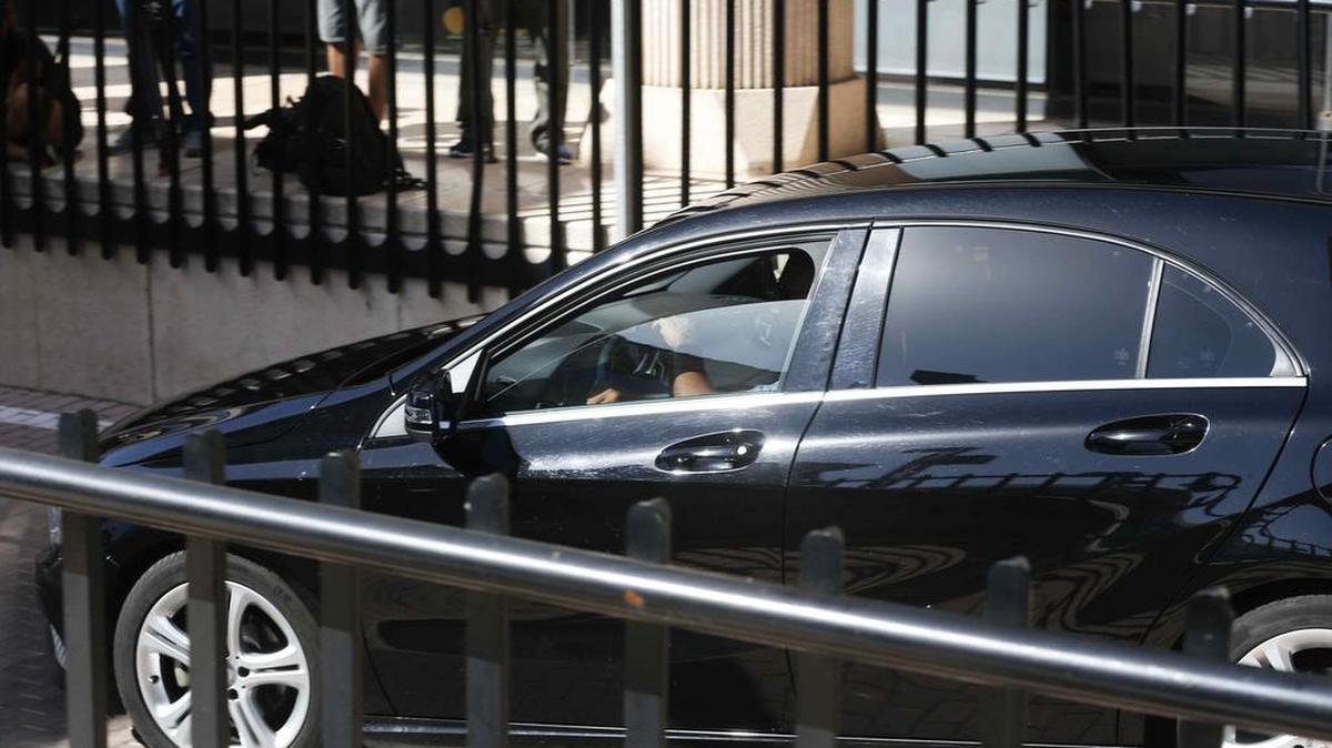 Coche, en el que supuestamente iba Cristiano Ronaldo, a su llegada al garage del Juzgado de Instrucción número 1 de Pozuelo de Alarcón (Madrid) para declarar como investigado ante la denuncia de la Fiscalía que le acusa de defraudar 14,7 millones de euros a Hacienda.