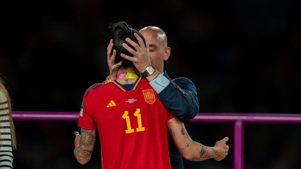 La jugadora de España Jenni Hermoso es besada por el presidente de la RFEF Luis Rubiales tras ganar la Copa Mundial de Mujeres de la FIFA 2023 al vencer a Inglaterra en el Estadio Australia en Sydney, el 20 de agosto de 2023: