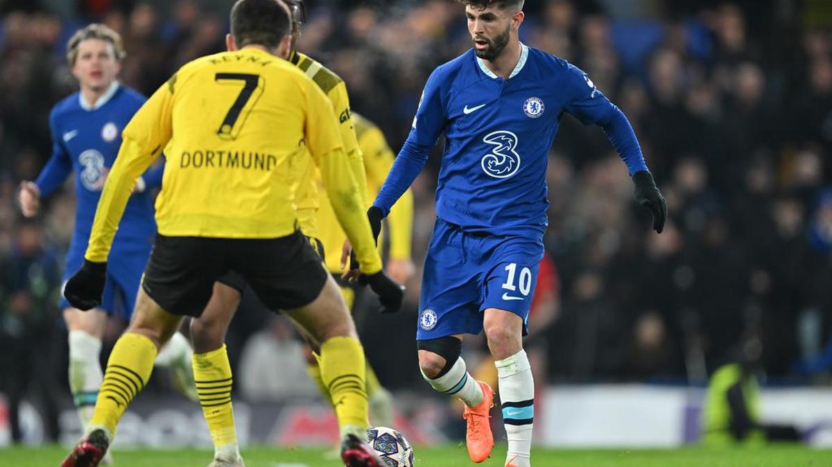 Duelo de estadounidenses en la Champions. Christian Pulisic (10), del Chelsea, encara a Giovanni Reyna, del Dortmund, este 07 de marzo de 2023 en Stamford Bridge.