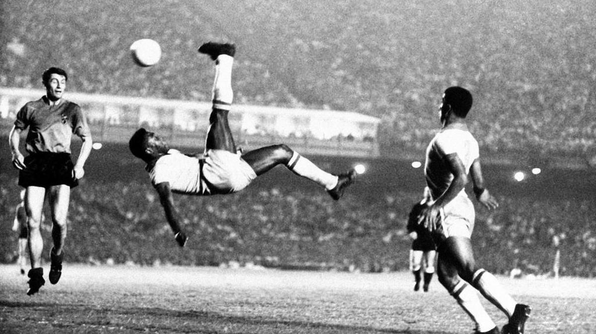 Uno de los momentos inolvidables de Pelé. Realiza una bicicleta en un partido de Brasil contra Bélgica en 1968.
