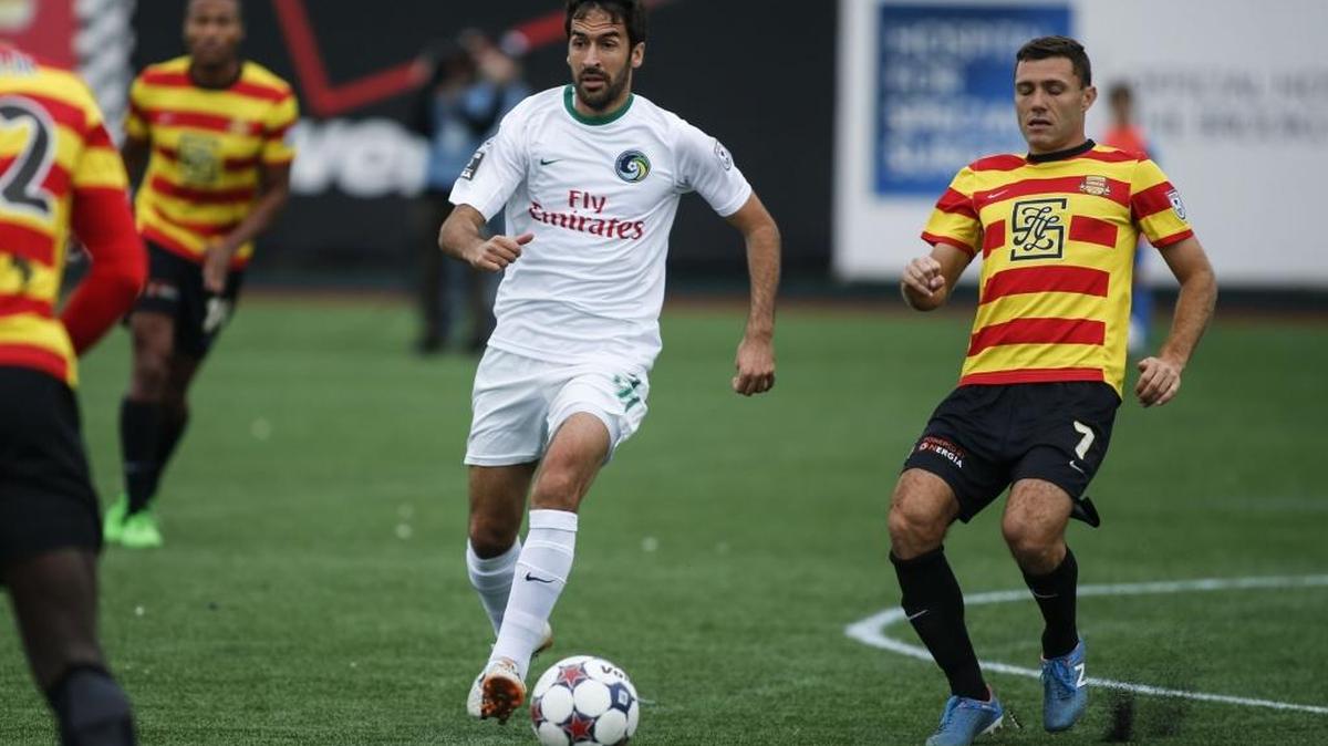 Raúl, del Cosmos, domina la bola en la victoria sobre los Strikers de Fort Lauderdale, en las semifinales de la NASL, el sábado 7 de noviembre del 2015 en Nueva York.