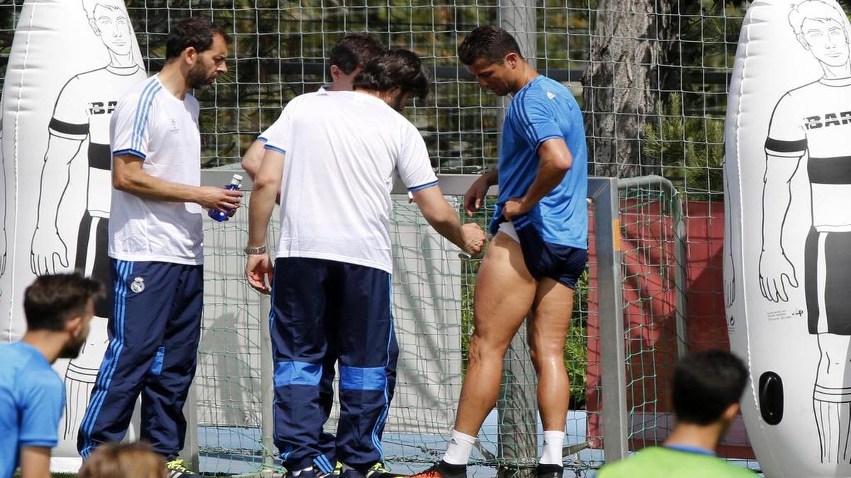 Los fisioterapeutas del Real Madrid atienden al delantero Cristiano Ronaldo, que se tuvo que retirar del terreno de juego tras sufrir un golpe en el entrenamiento que los jugadores merengues realizaron el 24 de mayo del 2016 en la Ciudad Deportiva de Valdebebas, en la capital española.