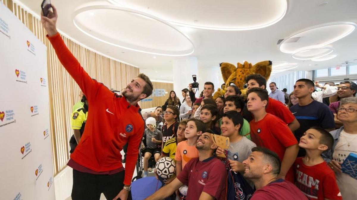 El arquero Kevin se toma un selfie con los niños y otros jugadores del Paris Saint Germain en la visita del club francés al Nicklaus Children’s Hospital, el jueves 20 de julio del 2017. Los rojiazules establecieron su centro de preparación en Miami para el torneo ICC.