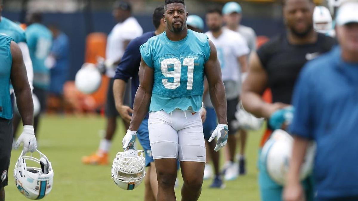 El defensive end Cameron Wake camina luego del entrenamiento de los Dolphins, el jueves en Davie, Florida.