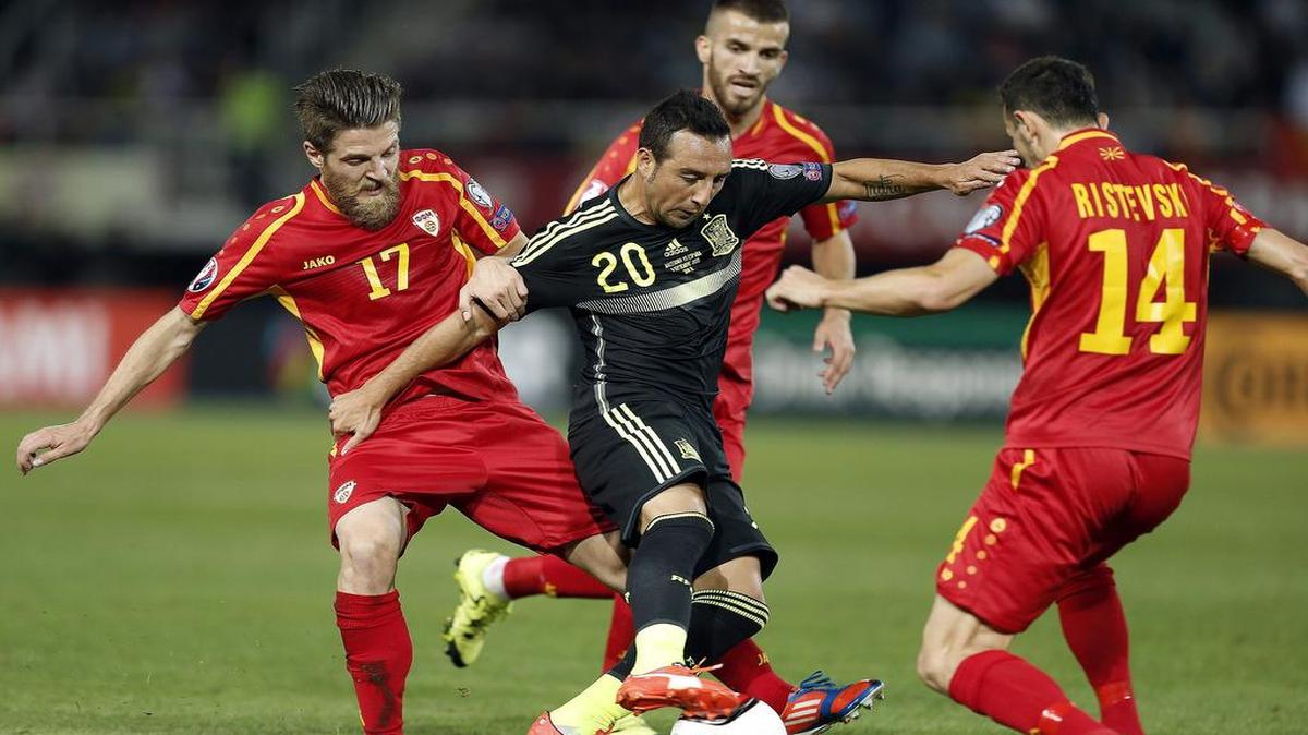 
El jugador de la selección española Santiago Cazorla (centro) es marcado por los jugadores de Macedonia Milovan Petrovikj (izq.) y Kire Ristevski (#14), durante el partido de la fase de clasificación para la Eurocopa de Francia, celebrado el 8 de septiembre del 2015.

