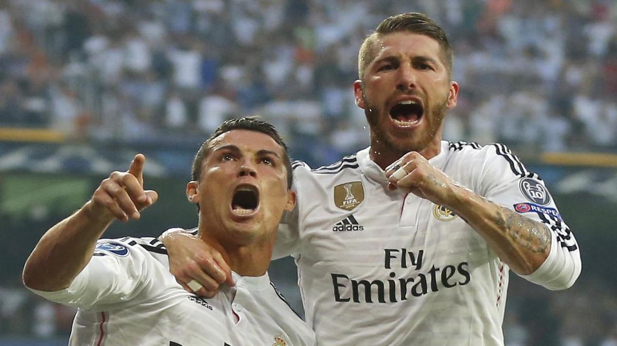 
Sergio Ramos (der.) celebra con Cristiano Ronaldo tras un gol del portugués en el partido del Real Madrid contra la Juventus en la Liga de Campeones, el 13 de mayo del 2015.
