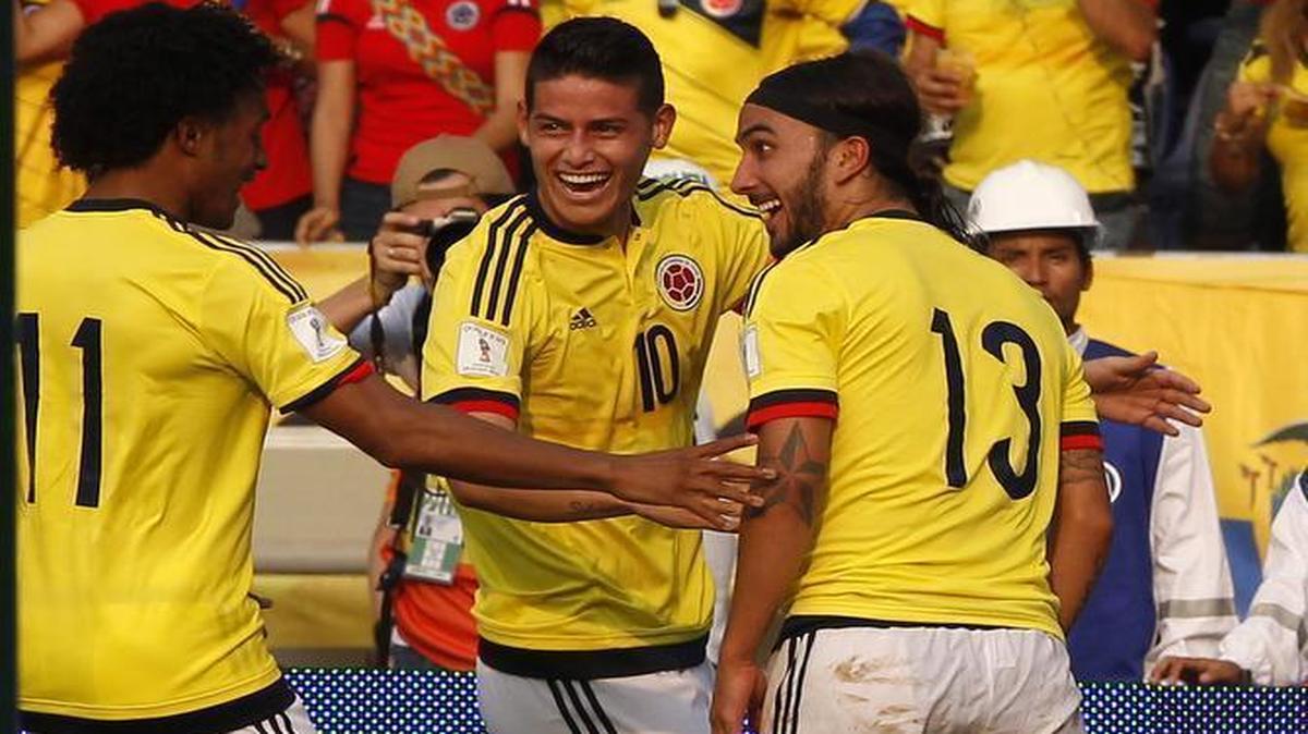 Los jugadores colombianos Sebastián Pérez (d), Juan Guillermo Cuadrado (i) y James Rodríguez (c) celebran después de anotar un gol hoy, miércoles 29 de marzo de 2016, durante un partido entre Colombia y Ecuador por las eliminatorias al mundial de fútbol Rusia 2018, en el Estadio Metropolitano de Barranquilla (Colombia). La selección colombiana goleó 3-1 al líder Ecuador.