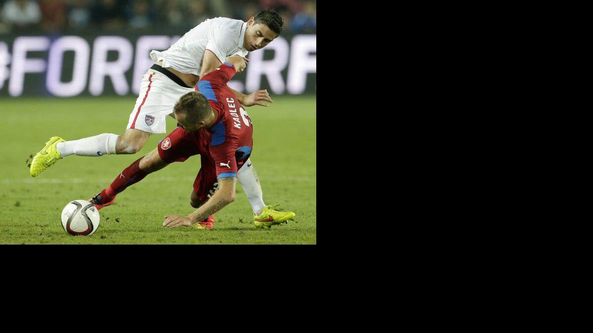 
Alejandro Bedoya (atrás) marca a Michal Kadlec, de República Checa, el 3 de septiembre pasado.
