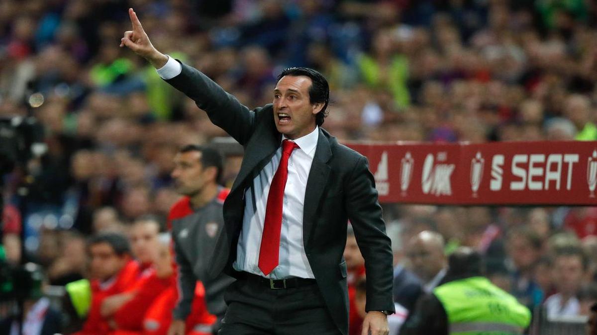 El entrenador del Sevilla FC Unai Emery da instrucciones a sus jugadores durante la final de la Copa del Rey que Sevilla y Barcelona disputron el domingo 22 de mayo del 2016, en el estadio Vicente Calderón, en Madrid.